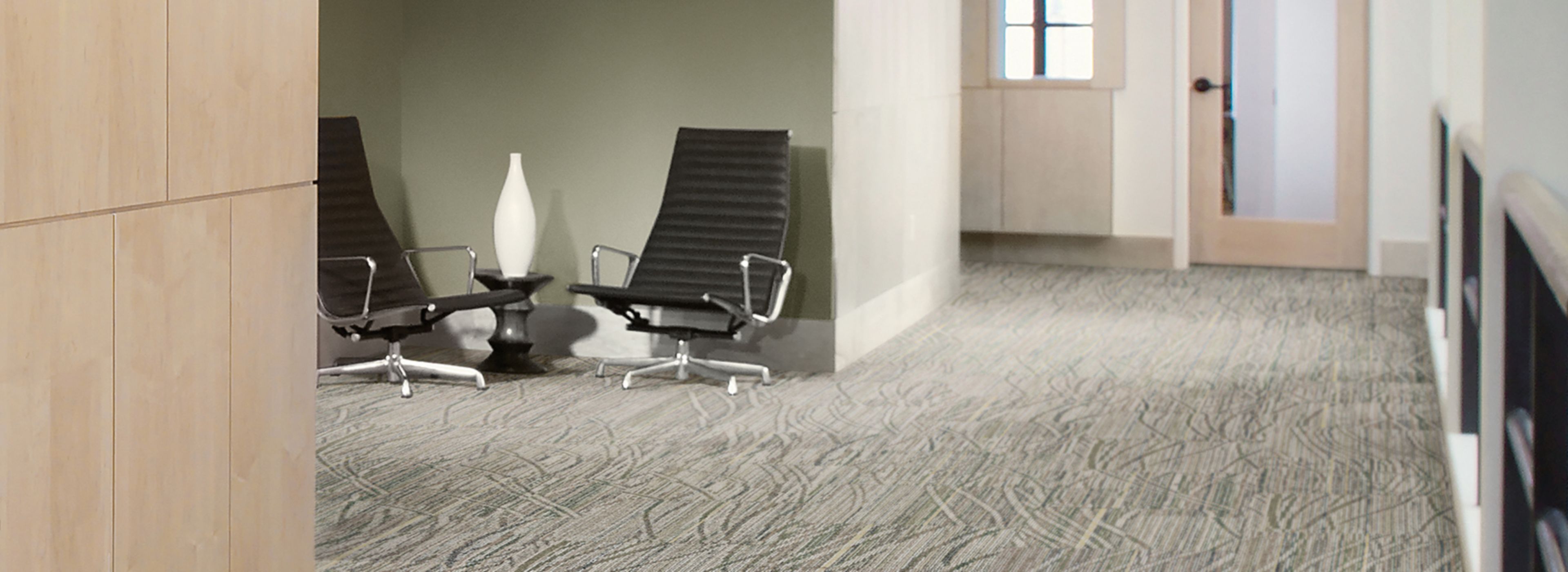 Interface Prairie Grass Loop carpet tile in corridor with seating area on side numéro d’image 1